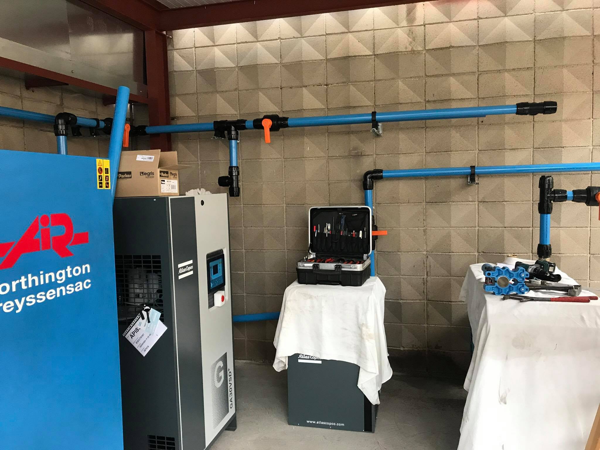 Instalación con tuberías azules y equipo técnico industrial