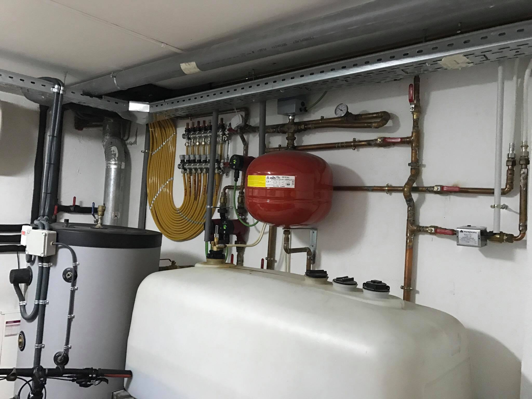 Instalación de vivienda con tuberías, depósito y vaso de expansión