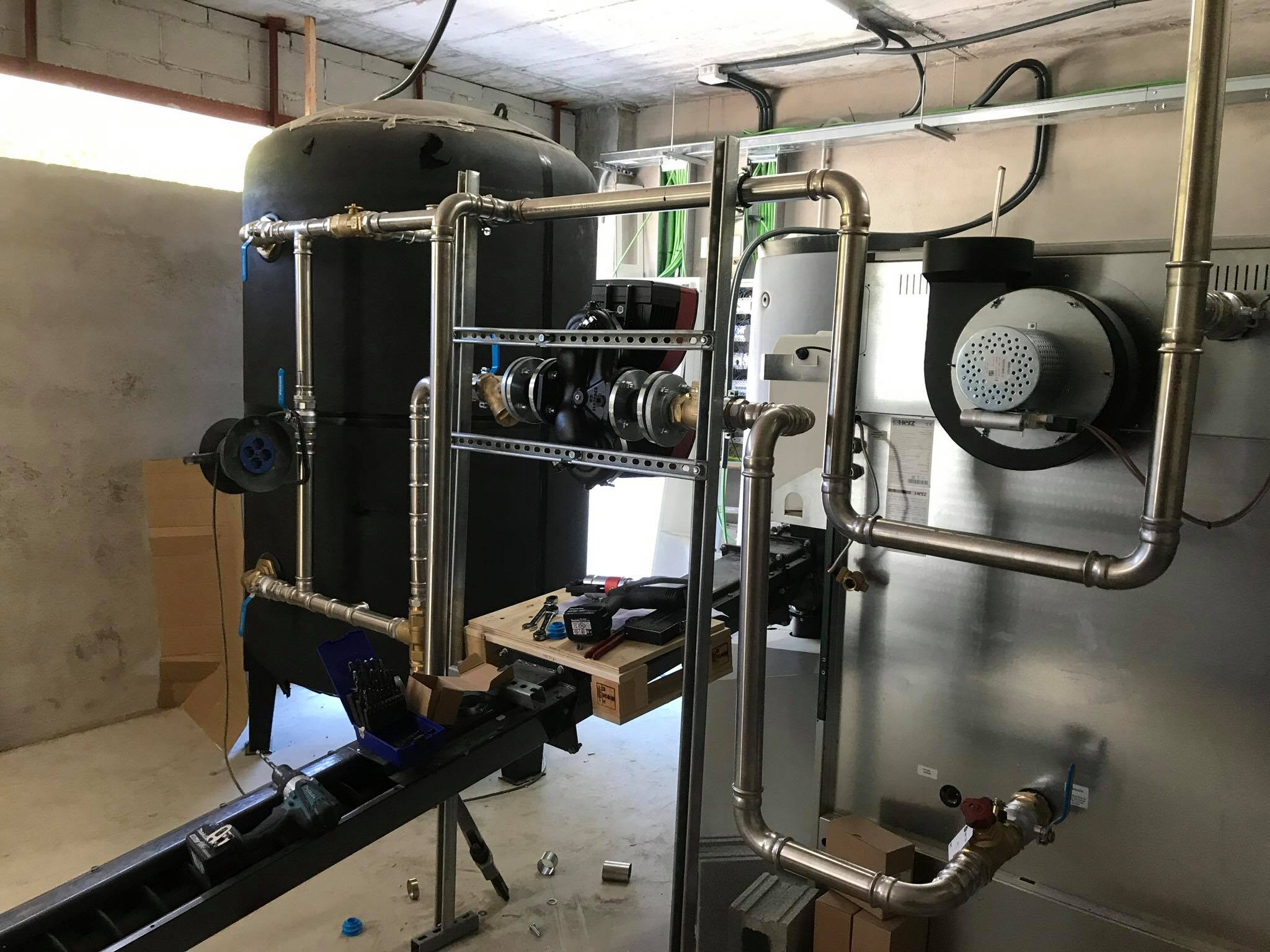 Instalación de caldera industrial y depósitos en sala técnica