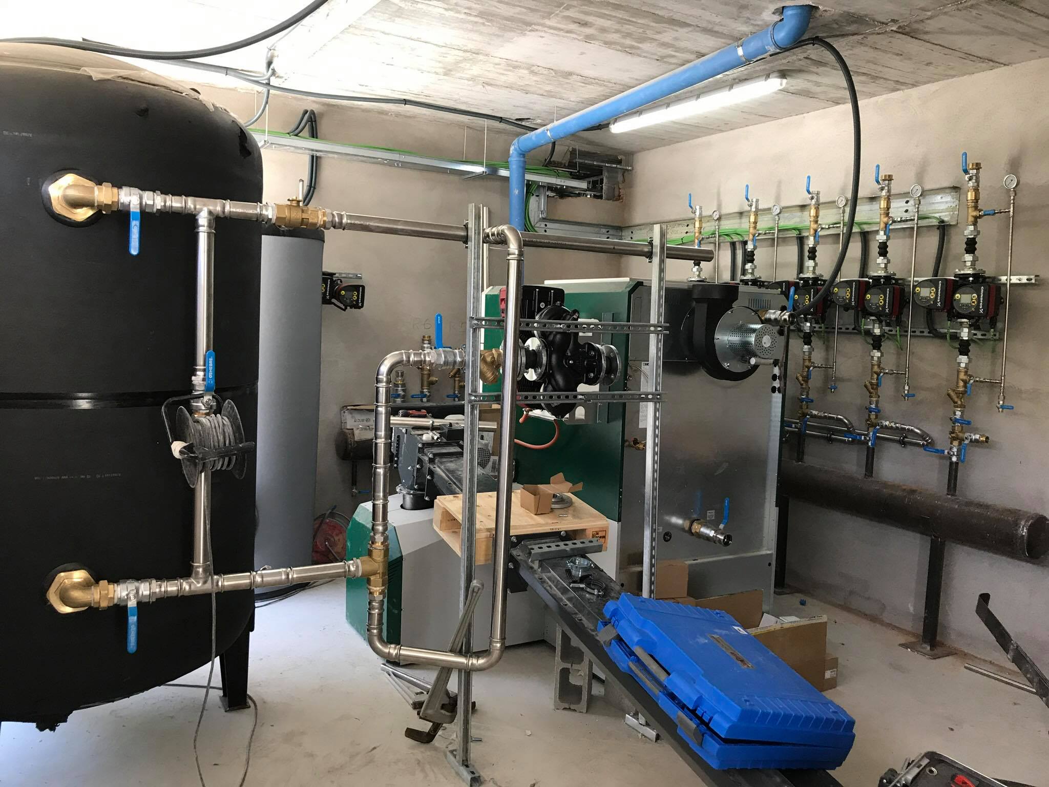 Sala de calderas con depósitos, tuberías y colectores instalados